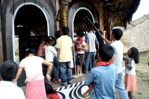 TEACHER EXPLAINING ABOUT THE MORUNG 