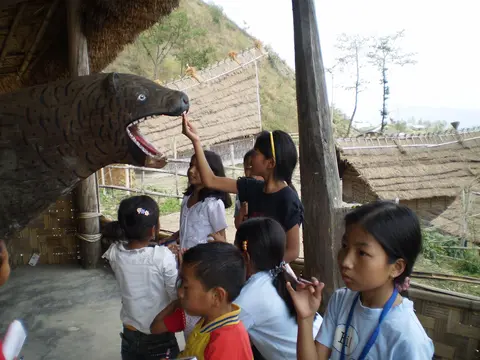 TEACHER EXPLAINING ABOUT THE MORUNG 