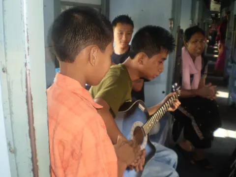 SINGING TIME IN THE TRAIN